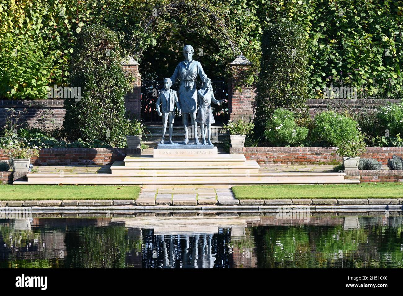 Statue of Diana Princess of Wales by Ian RankBroadley in the Sunken