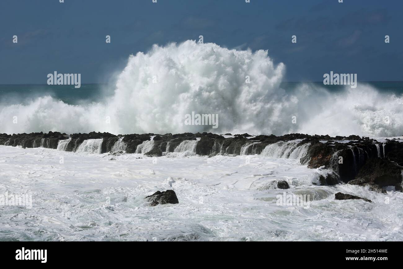 Crushing wave Oahu, Hawaii Stock Photo Alamy