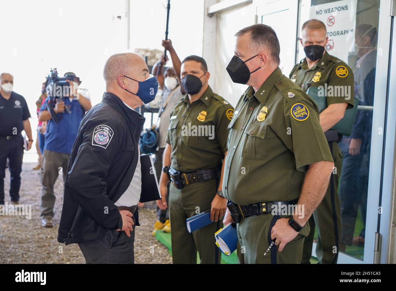 Donna, United States. 07 May, 2021. U.S Homeland Security Secretary Alejandro Mayorkas, left, is greeted by Border Patrol RGV Chief Brian S. Hastings  before touring the the Customs and Border Patrol immigration processing center May 7, 2021 in Donna, Texas.  Credit: Michael Battise/Homeland Security/Alamy Live News Stock Photo