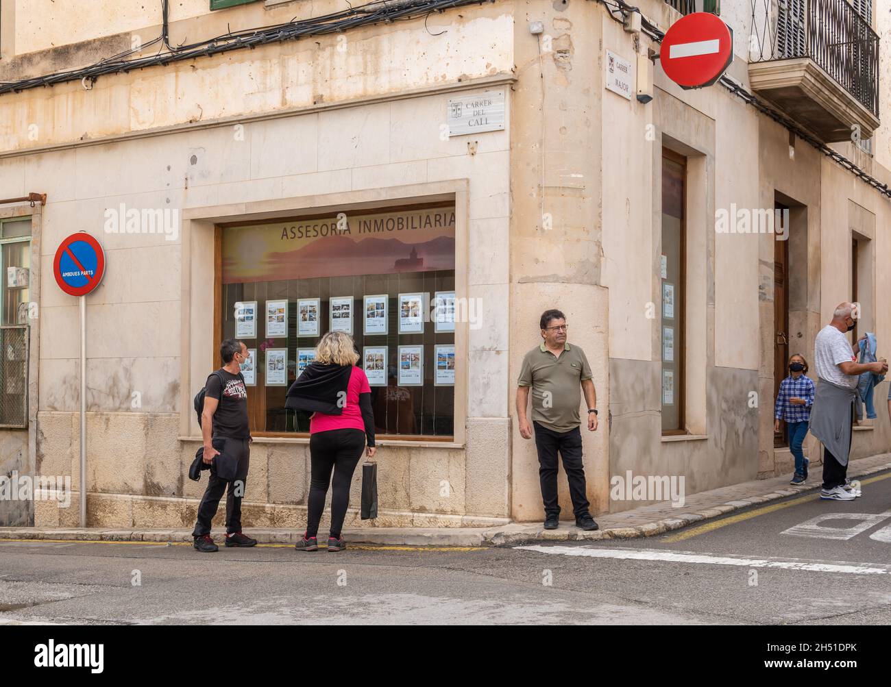Porreres, Spain; october 31 2021: General view of a real estate agency with people looking in the shop window Stock Photo