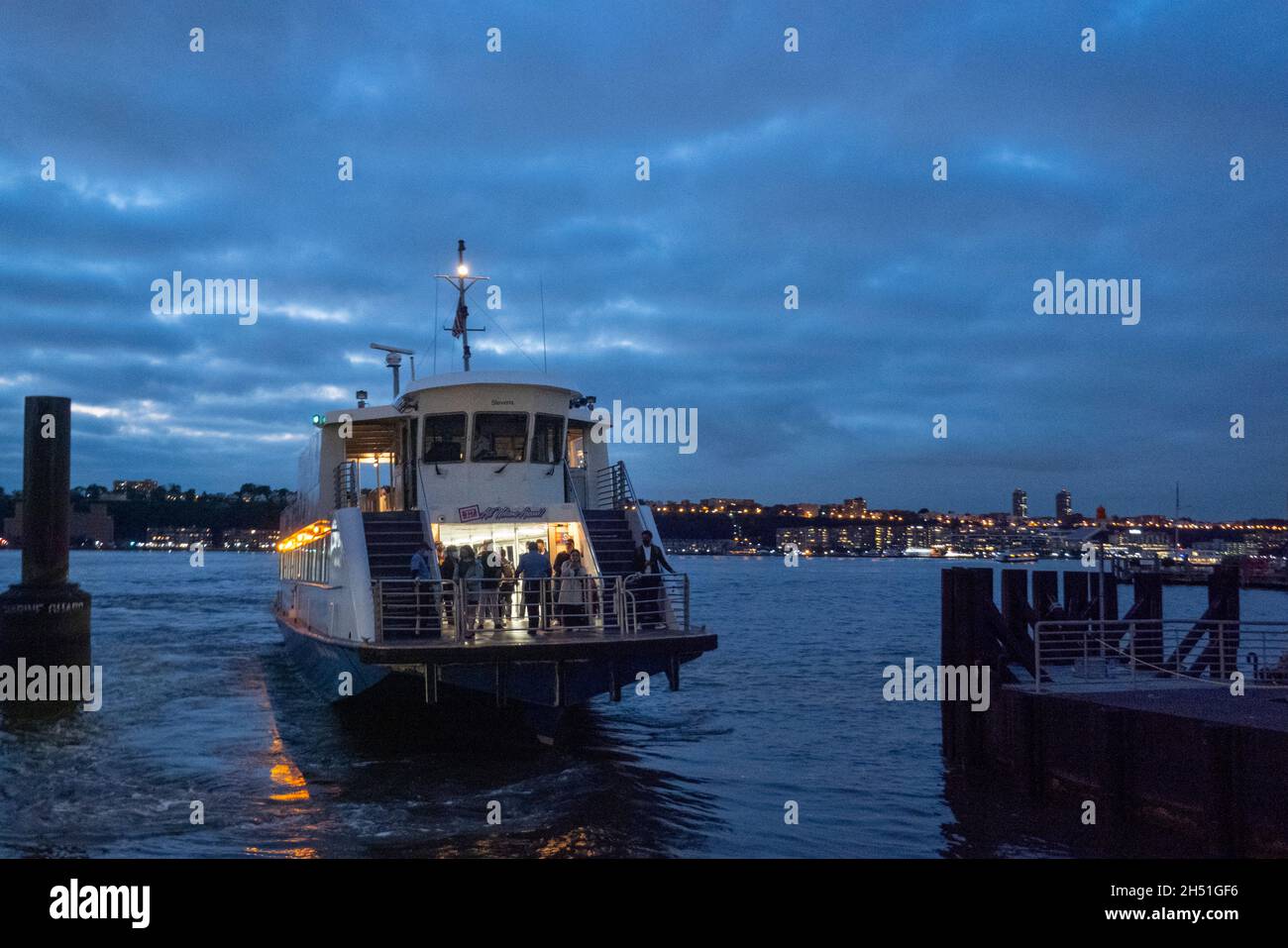 Ferry crossing the hudson river hires stock photography and images Alamy