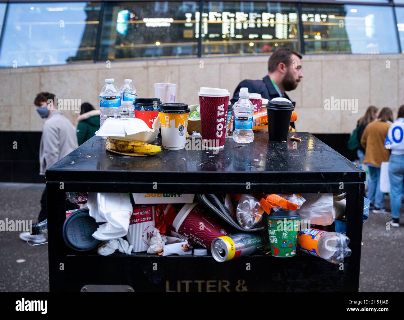 Glasgow, Scotland, UK. 5th November 2021. Overflowing litter bin in  Glasgow. Refuse collectors in the city are currently on strike over pay and conditions.   Iain Masterton/Alamy Live News. Stock Photo