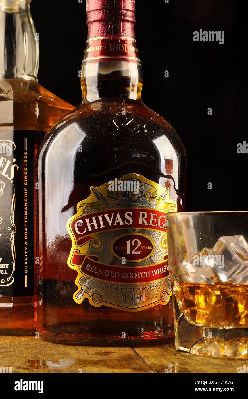 Villano Tumba Mal humor Glass of whisky with the bottle of Chivas Regal and Jack Daniel's nearby  Stock Photo - Alamy