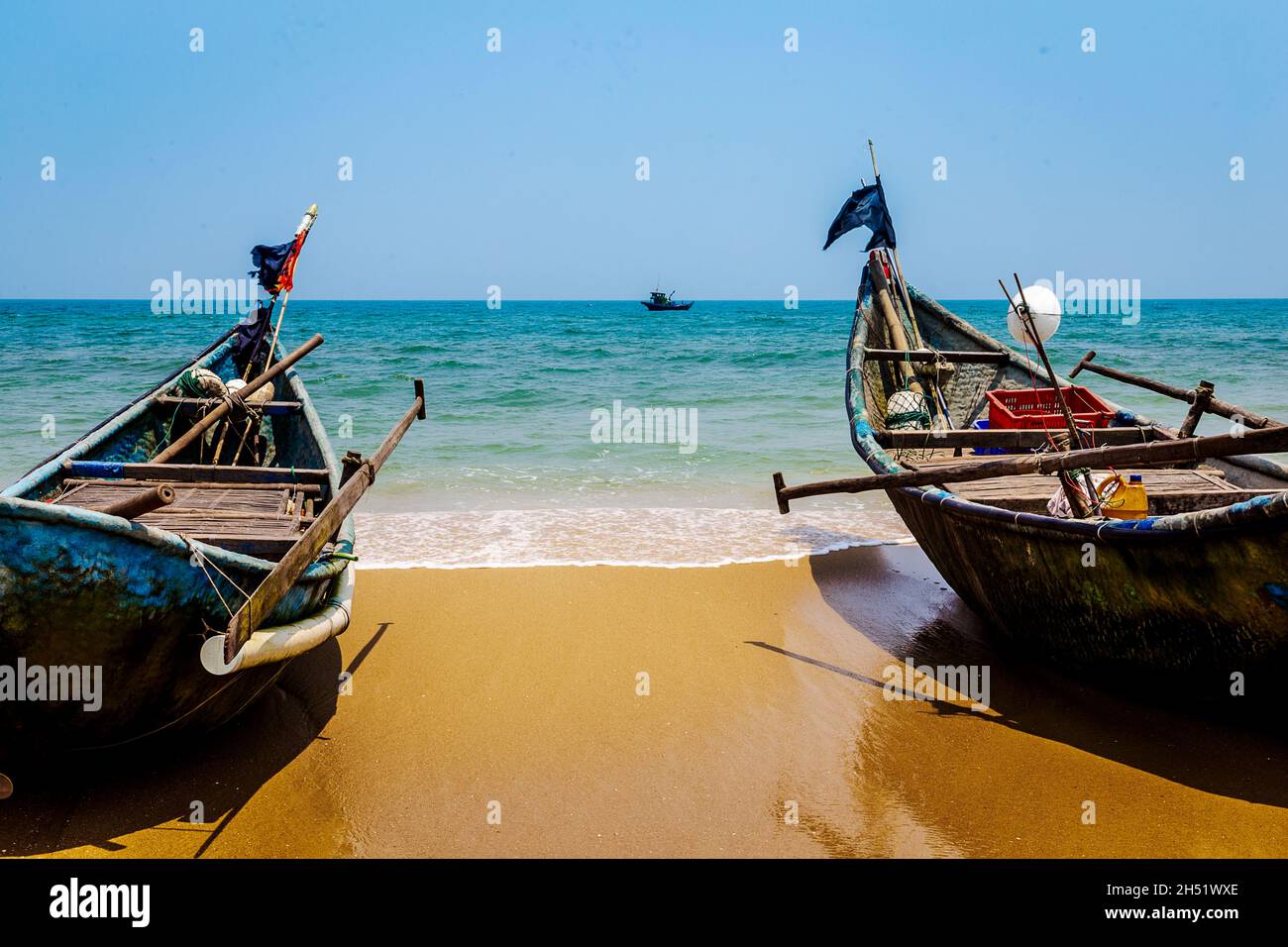 Two beached fishing boats hi-res stock photography and images - Alamy