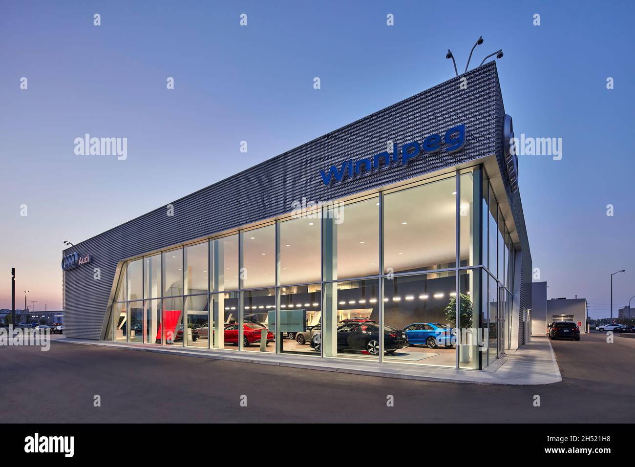 Electric car shop bmw hi-res stock photography and images - Alamy