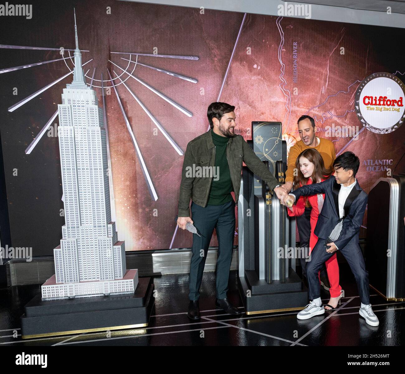 Empire State Building hosted cast of Clifford the Big Red Dog movie ...
