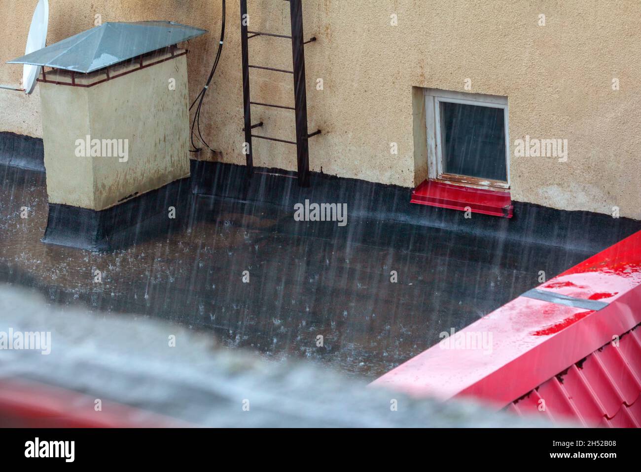 Rain on the roof . Torrential rain on the rooftop Stock Photo - Alamy