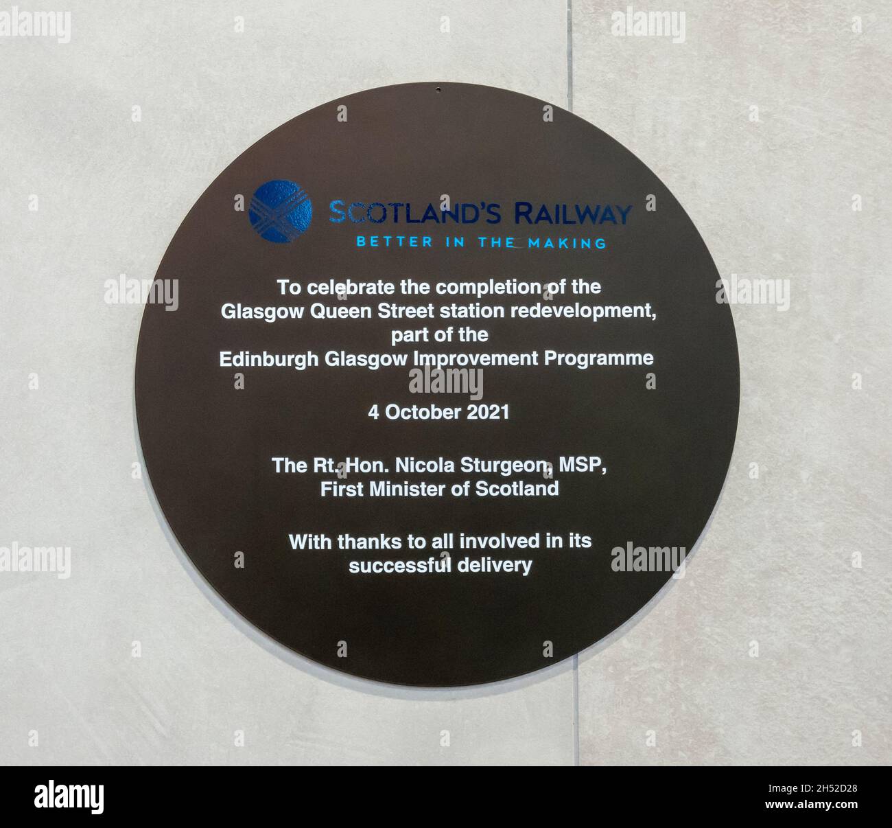 Plaque in Queen Street Railway Station Glasgow Scotland UK to celebrate completion of Glasgow Queen Street Station redevelopment programme 4 oct. 2021 Stock Photo