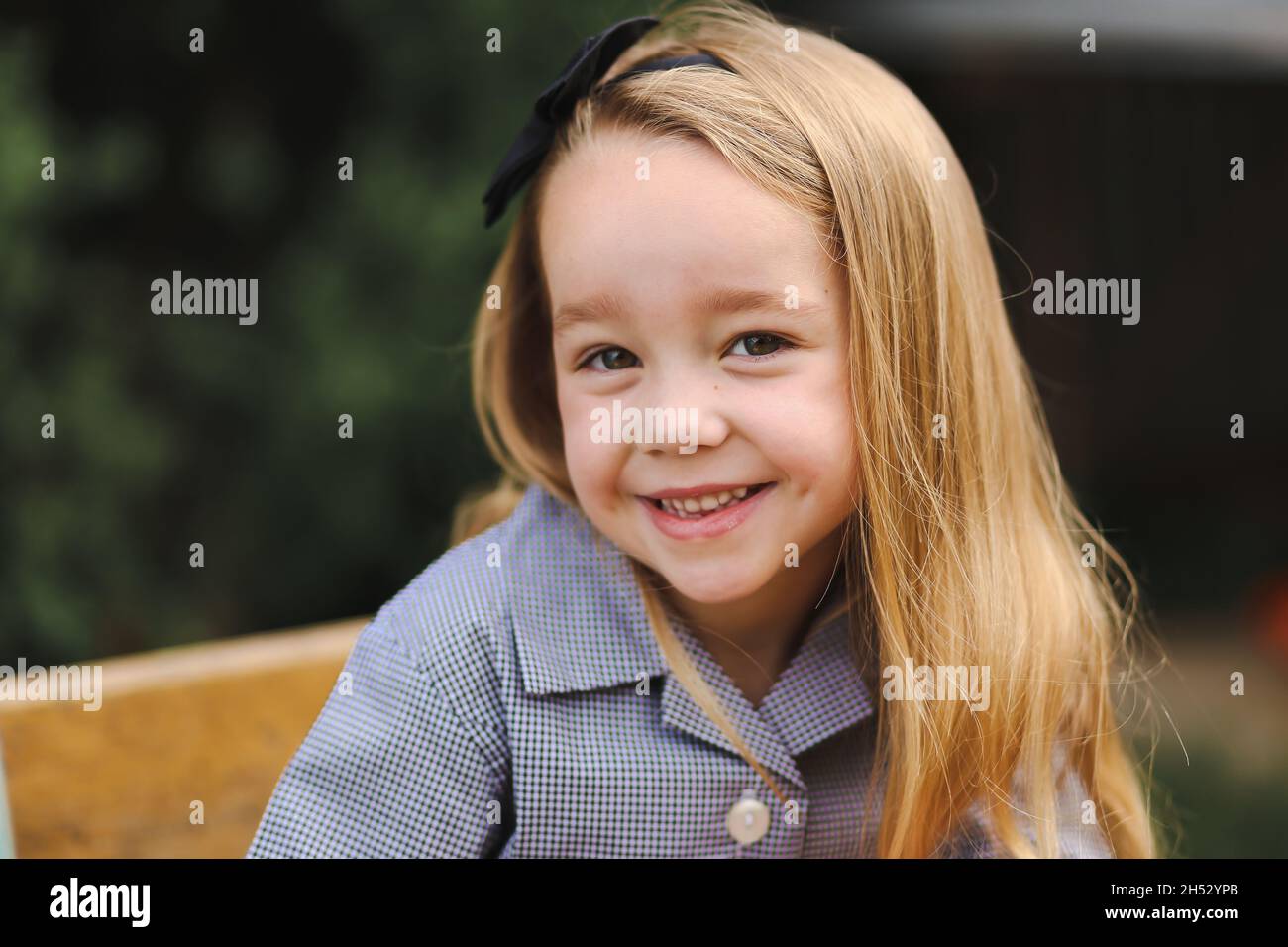 Girl wearing uniform hi-res stock photography and images - Alamy