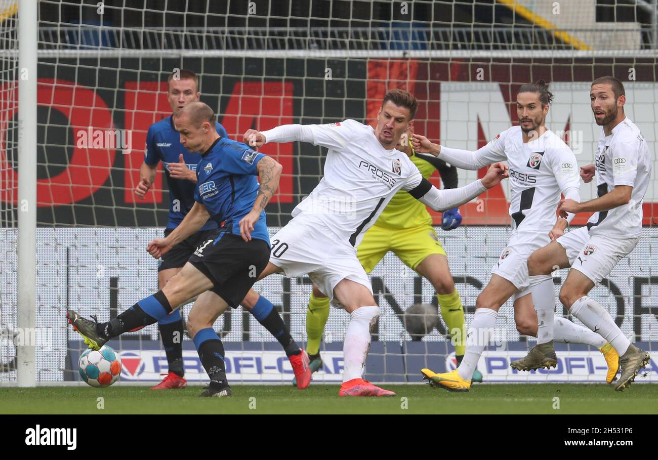 Paderborn, Germany. 06th Nov, 2021. Football: 2nd Bundesliga, SC Paderborn 07 - FC Ingolstadt, Matchday 13 at Benteler-Arena. Paderborn's Sven Michel (l) battles for the ball with Ingolstadt's Stefan Kutschke (2nd from left). Credit: Friso Gentsch/dpa - IMPORTANT NOTE: In accordance with the regulations of the DFL Deutsche Fußball Liga and/or the DFB Deutscher Fußball-Bund, it is prohibited to use or have used photographs taken in the stadium and/or of the match in the form of sequence pictures and/or video-like photo series./dpa/Alamy Live News Stock Photo