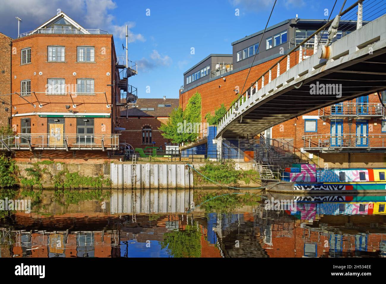 UK, West Yorkshire, Leeds, Centenary Bridge with Riverside Apartments on The Calls Stock Photo