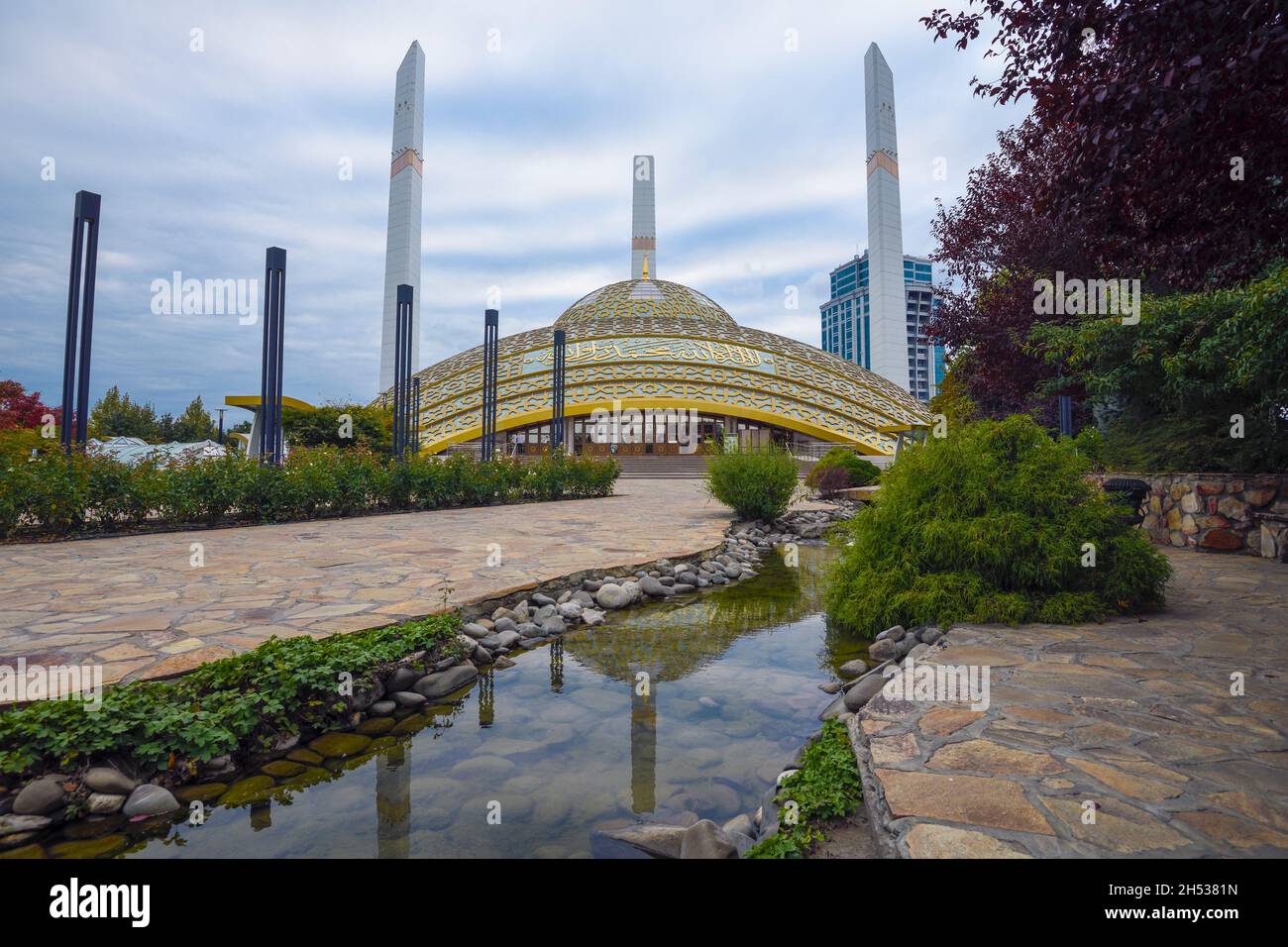 ARGUN, RUSSIA - SEPTEMBER 28, 2021: View of the modern mosque 'Mother's Heart' on a cloudy September day Stock Photo