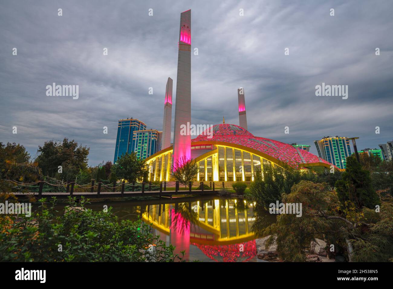 ARGUN, RUSSIA - SEPTEMBER 28, 2021: View of the 'Mother's Heart' mosque on a cloudy September evening Stock Photo