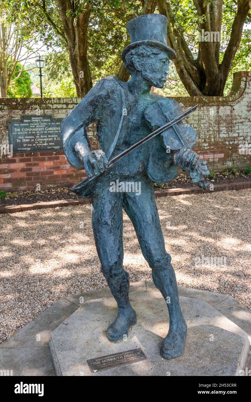 Bronze fidder statue commemorating 50th anniversary of the Sidmouth folk festival by Greta Berlin Connaught Gardens in Sidmouth Devon England UK GB Stock Photo