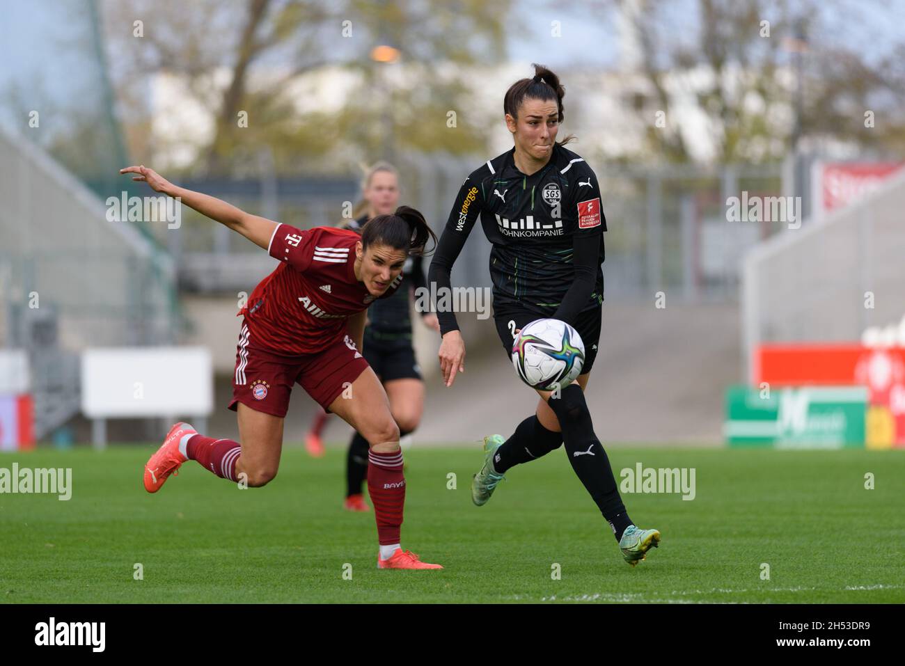 2 frauen fussball bundesliga hi-res stock photography and images - Page 2 -  Alamy