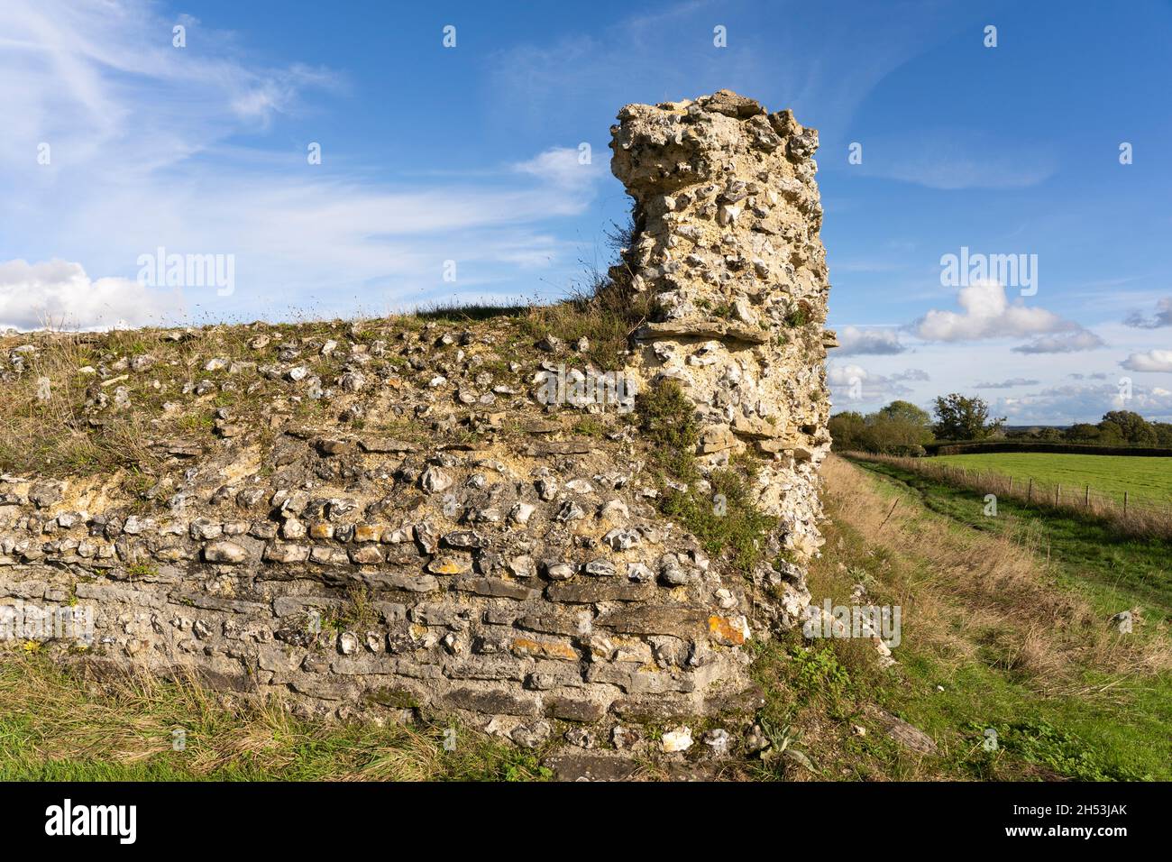 The South Gate of the ruined Roman town wall showing the flint and stone core held together by lime mortar at Silchester. Hampshire, UK Stock Photo