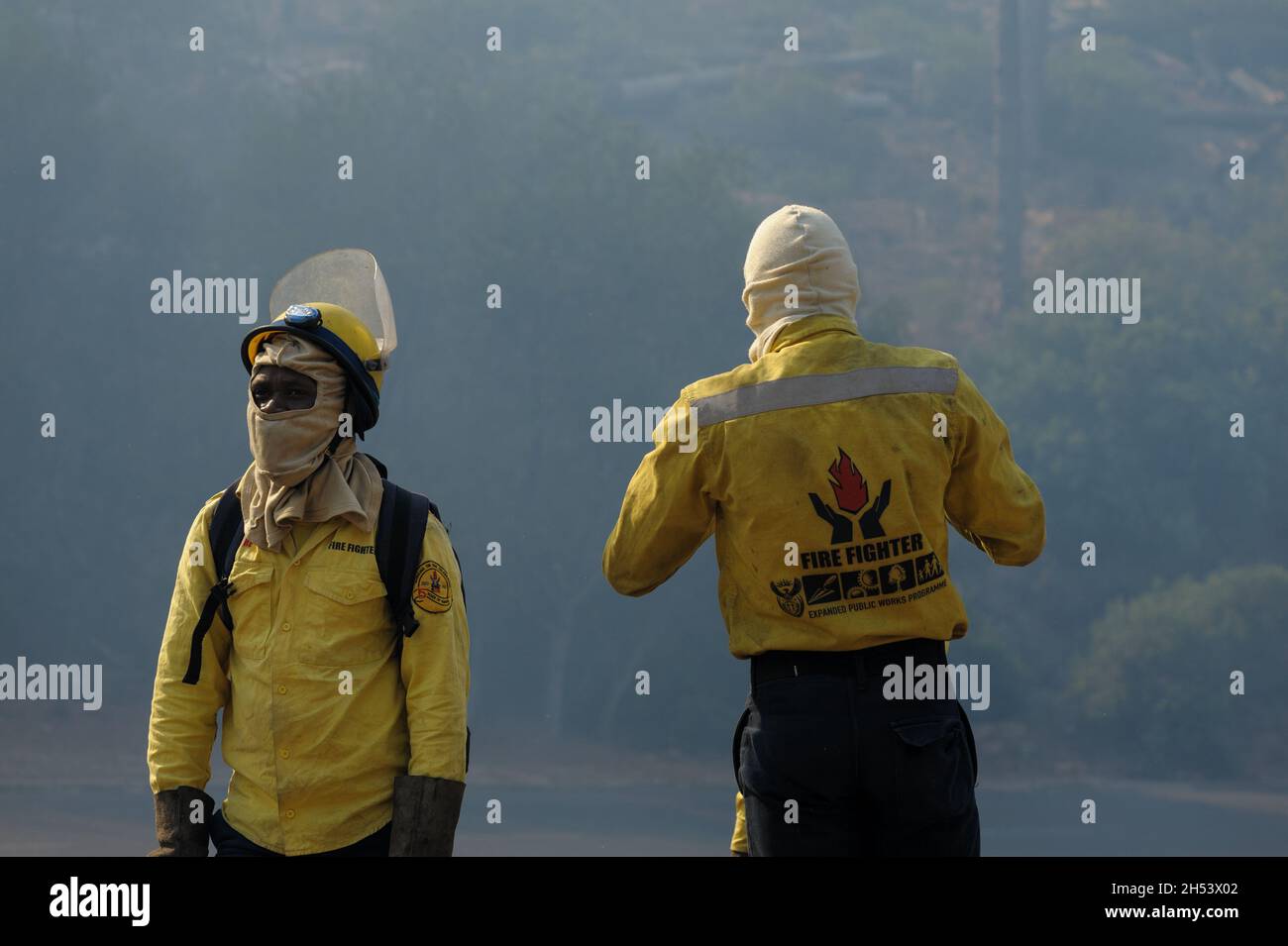 Fire fighters battle a blaze on Cape Town's Table Mountain, South Africa's most recognisable landmark Stock Photo