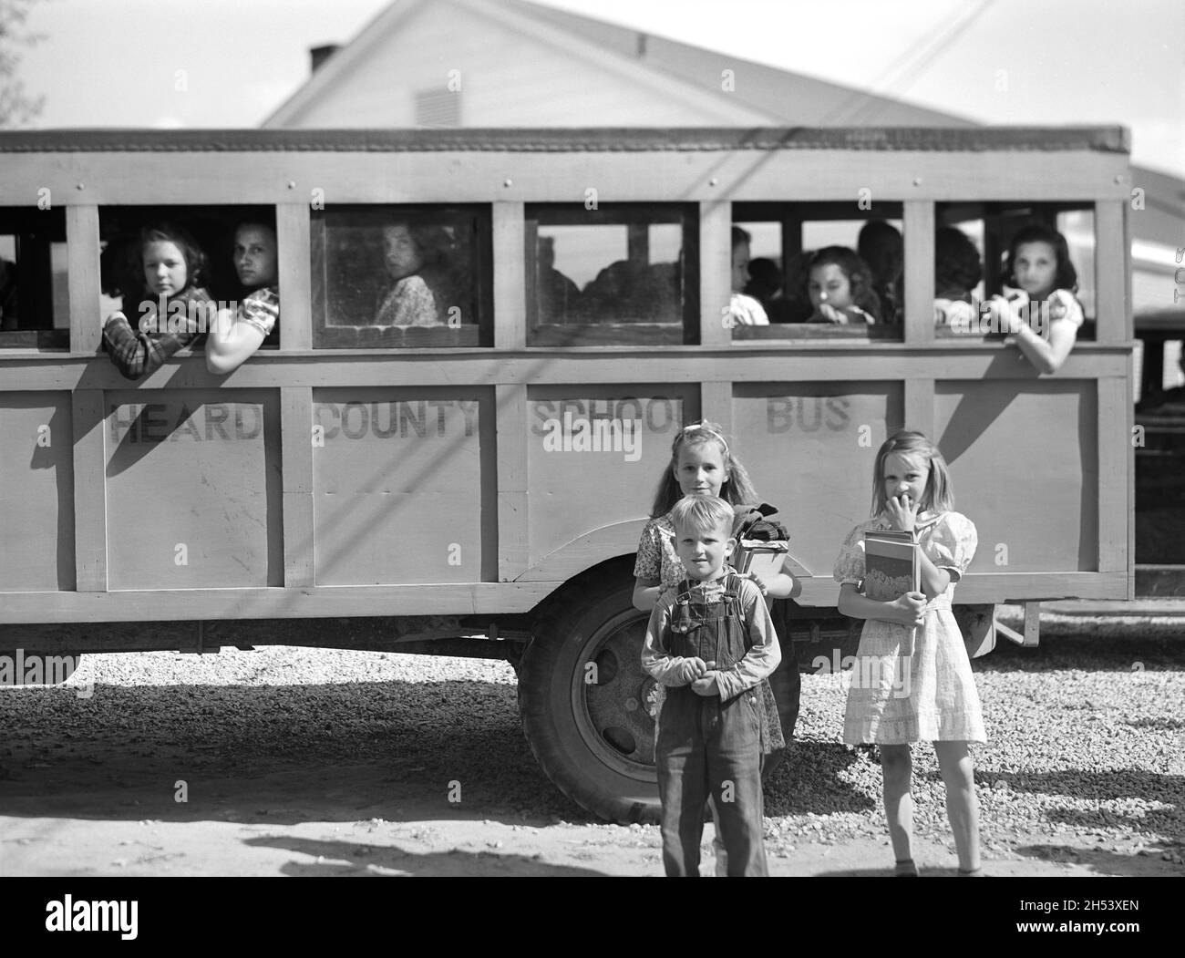 Schoolchildren and Bus, Franklin, Heard County, Georgia, USA, Jack Delano, U.S. Farm Security Administration, U.S. Office of War Information Photograph Collection, April 1941 Stock Photo