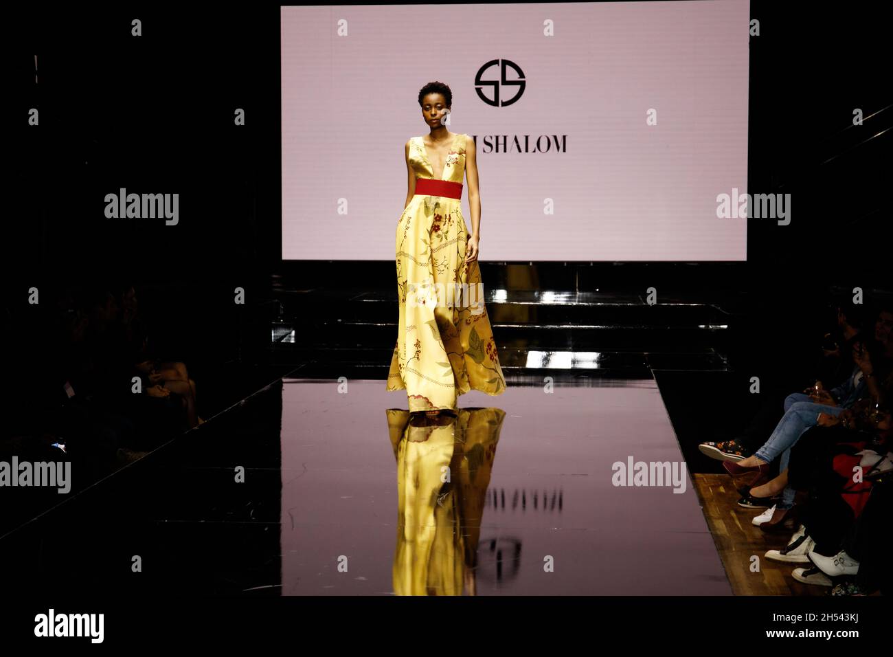 Kornit Fashion Show 2021 Los Angeles - Designer Shai Shalom. Models walk catwalk to a pink screen with designer logo. Gust Actress Linda Gray walks Stock Photo