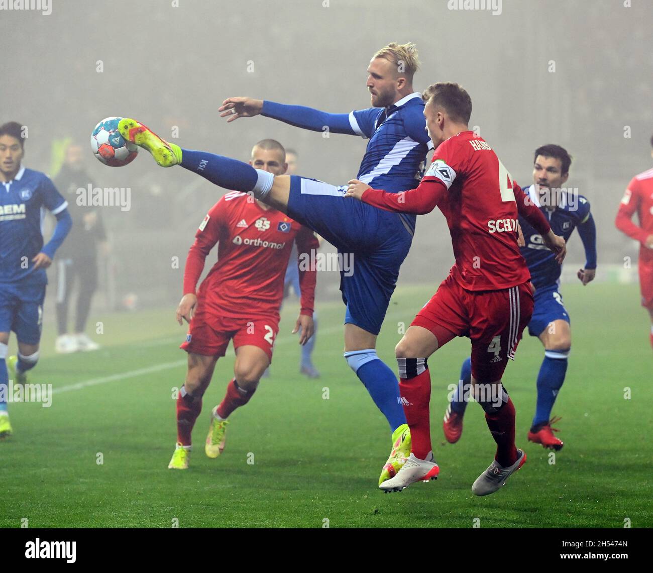 Karlsruhe, Germany. 06th Nov, 2021. Football: 2nd Bundesliga, Karlsruher SC - Hamburger SV, Matchday 13, at BBBank Wildpark. Karlsruhe's Philipp Hofmann (l) and Hamburg's Sebastian Schonlau fight for the ball. Credit: Uli Deck/dpa - IMPORTANT NOTE: In accordance with the regulations of the DFL Deutsche Fußball Liga and/or the DFB Deutscher Fußball-Bund, it is prohibited to use or have used photographs taken in the stadium and/or of the match in the form of sequence pictures and/or video-like photo series./dpa/Alamy Live News Stock Photo