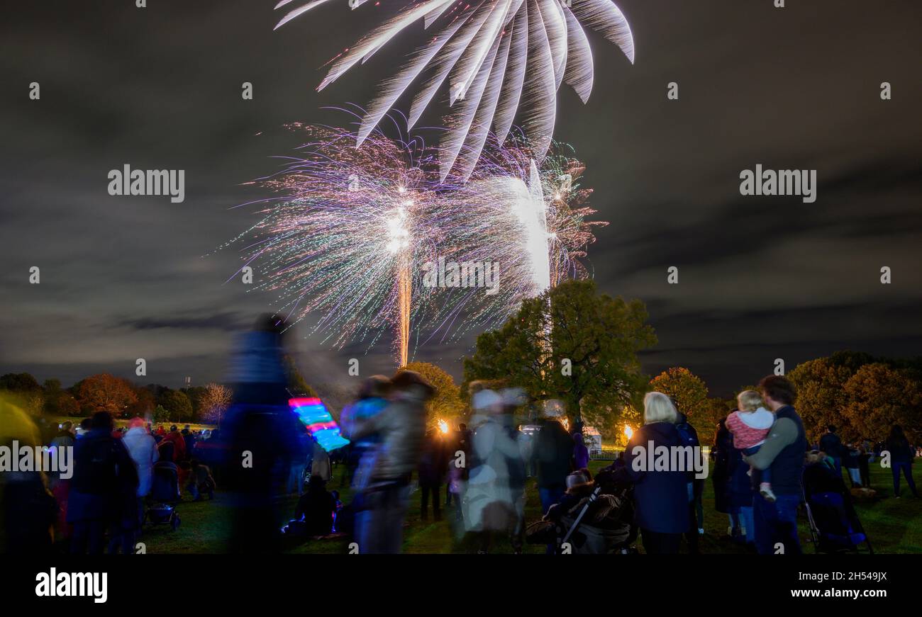 Morden, London, UK. 6 November 2021. Large scale Musical Fireworks