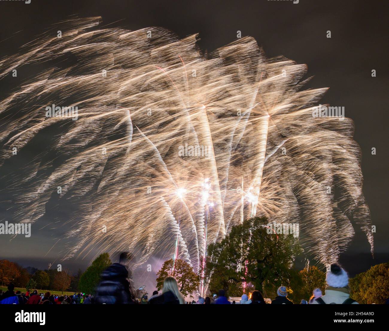 Morden, London, UK. 6 November 2021. Large scale Musical Fireworks