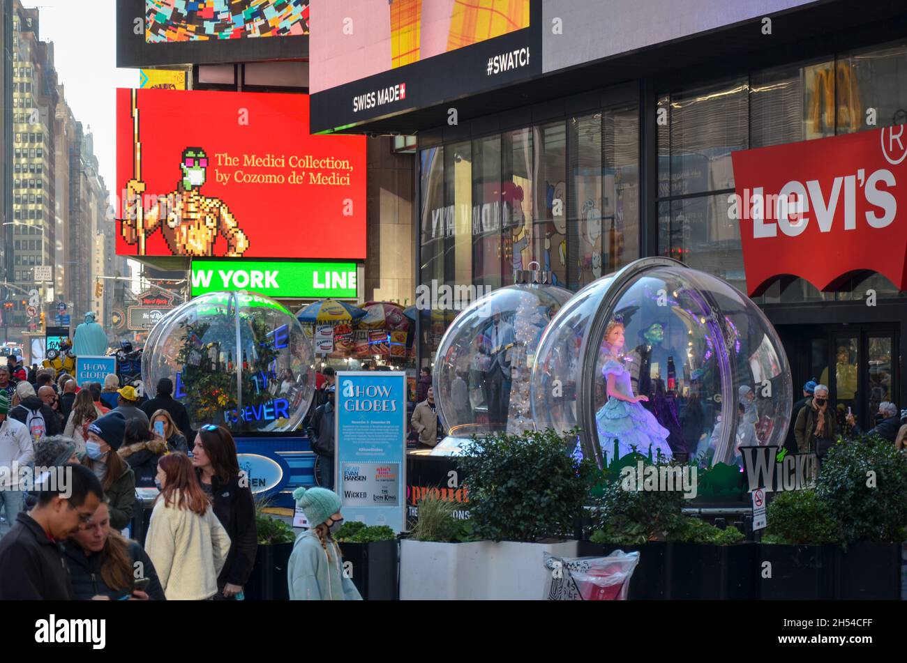 Times square snow globes hires stock photography and images Alamy