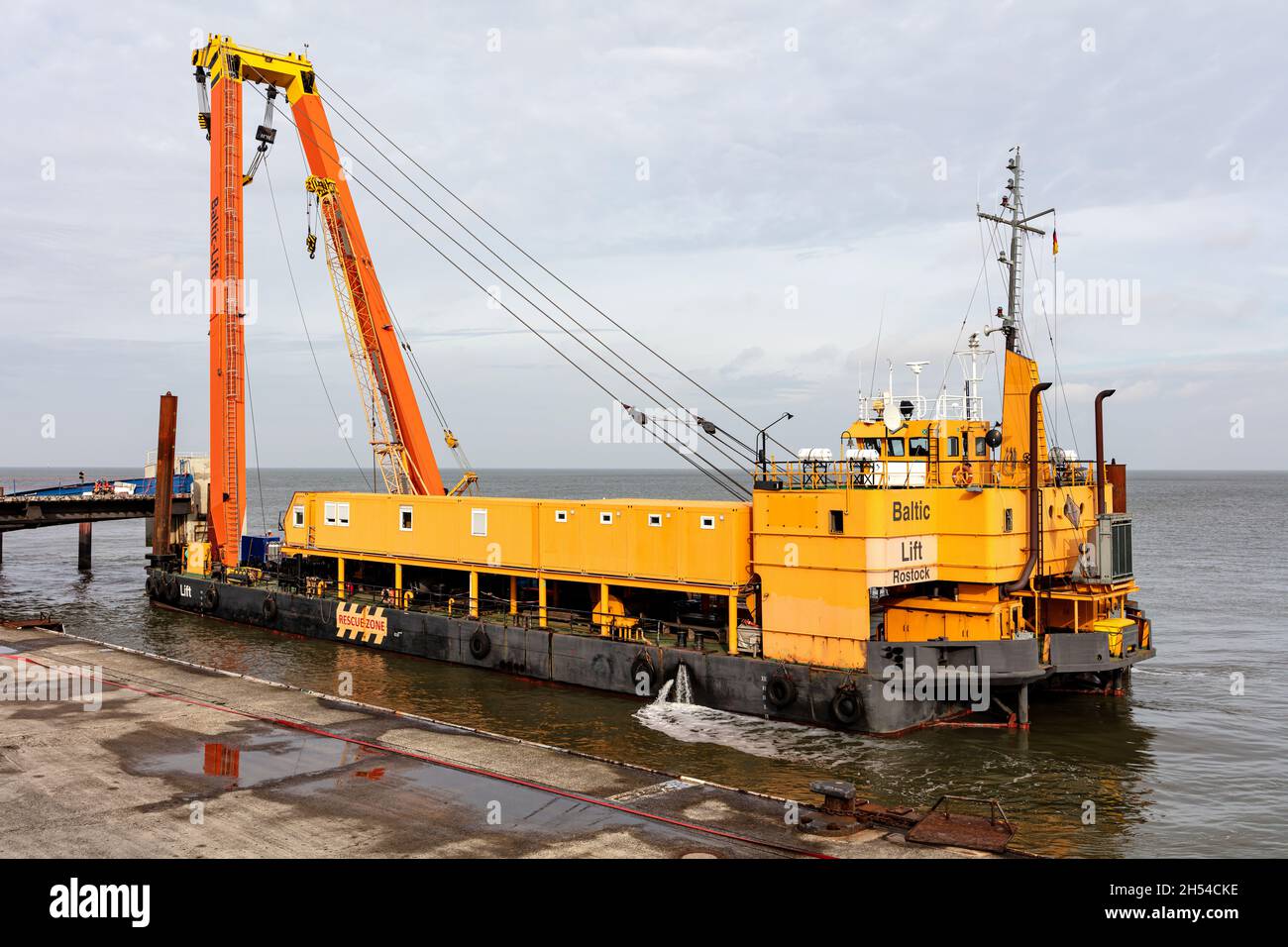 selfpropelled crane barge BALTIC LIFT Stock Photo Alamy