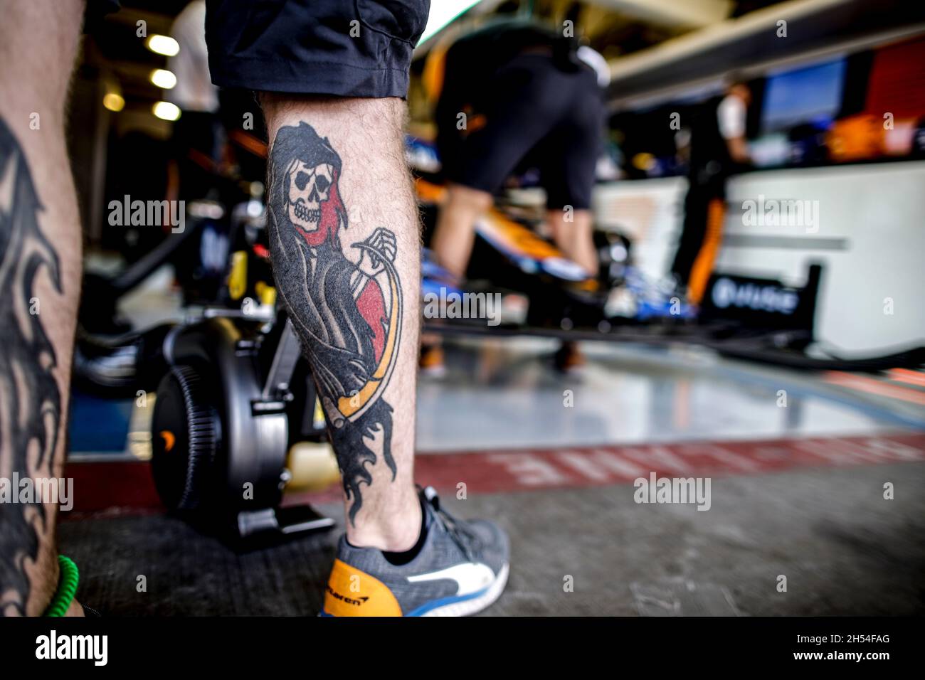 Mexico City, Mexico. 6th Nov, 2021. Mechanic with tattoo, F1 Grand Prix of Mexico at Autodromo Hermanos Rodriguez on November 6, 2021 in Mexico City, Mexico. (Photo by HOCH ZWEI) Credit: dpa/Alamy Live News Stock Photo