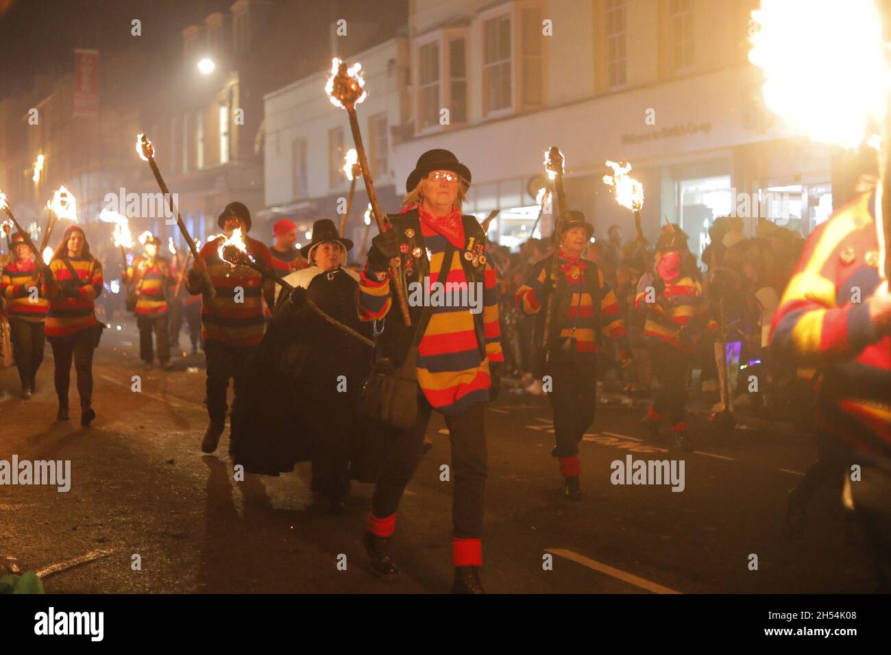 Battle,UK.6th Nov 2021.Scores of people turned out on the streets of Battle this evening for the towns annual Bonfire night celebrations. Credit:Ed Brown/Alamy Live News Stock Photo