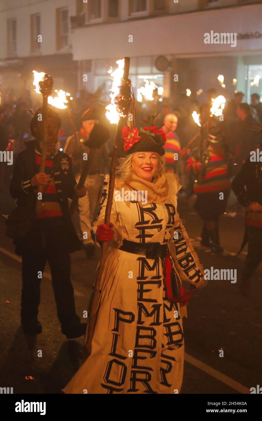 Battle,UK.6th Nov 2021.Scores of people turned out on the streets of Battle this evening for the towns annual Bonfire night celebrations. Credit:Ed Brown/Alamy Live News Stock Photo