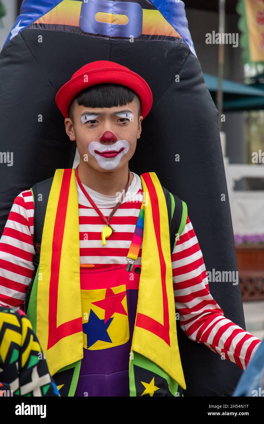 young-people-dressed-as-clowns-entertain-locals-and-tourists-in-shaanxi-province-china-2H54N1T.jpg