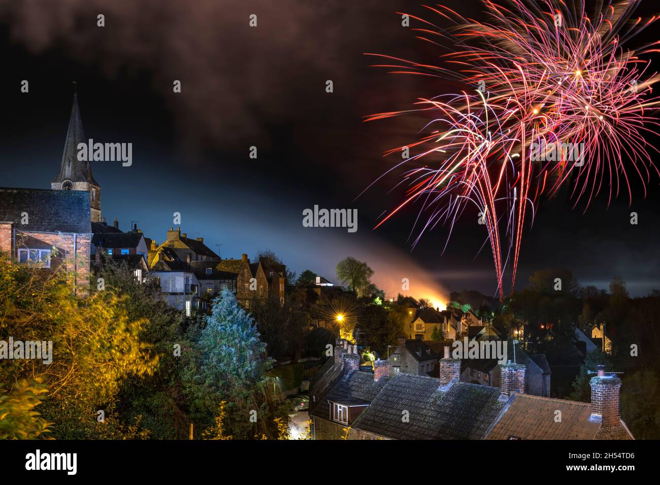 Malmesbury, Wiltshire, England. Saturday 6th November 2021 - After a day of heavy cloud and drizzle the annual firework display gets underway in the Wiltshire hillside town of Malmesbury. Credit: Terry Mathews/Alamy Live News Stock Photo