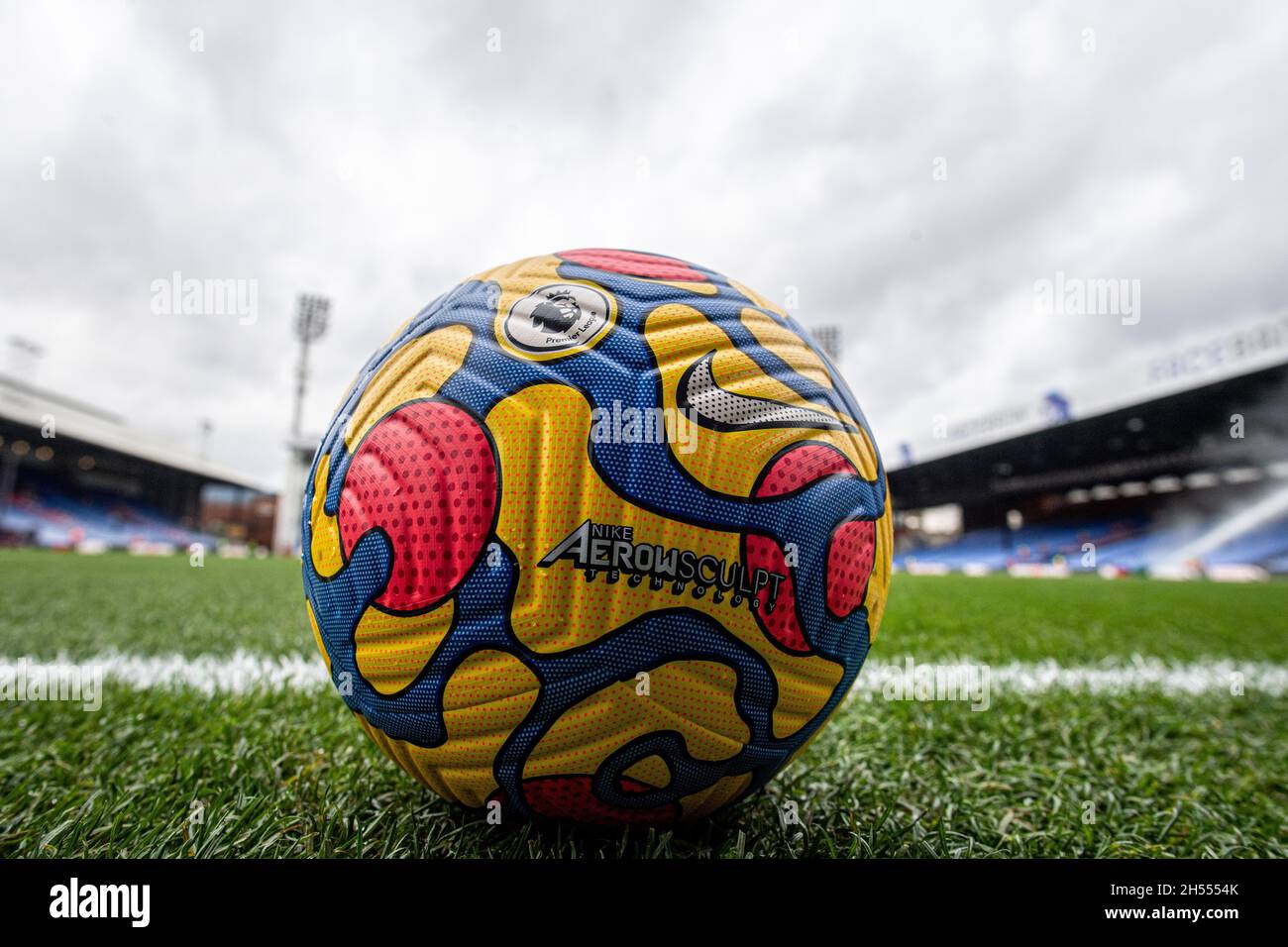 LONDON, ENGLAND - NOVEMBER 06: Nike match day ball ahead of the Premier  League match between Crystal Palace and Wolverhampton Wanderers at Selhurst  Stock Photo - Alamy