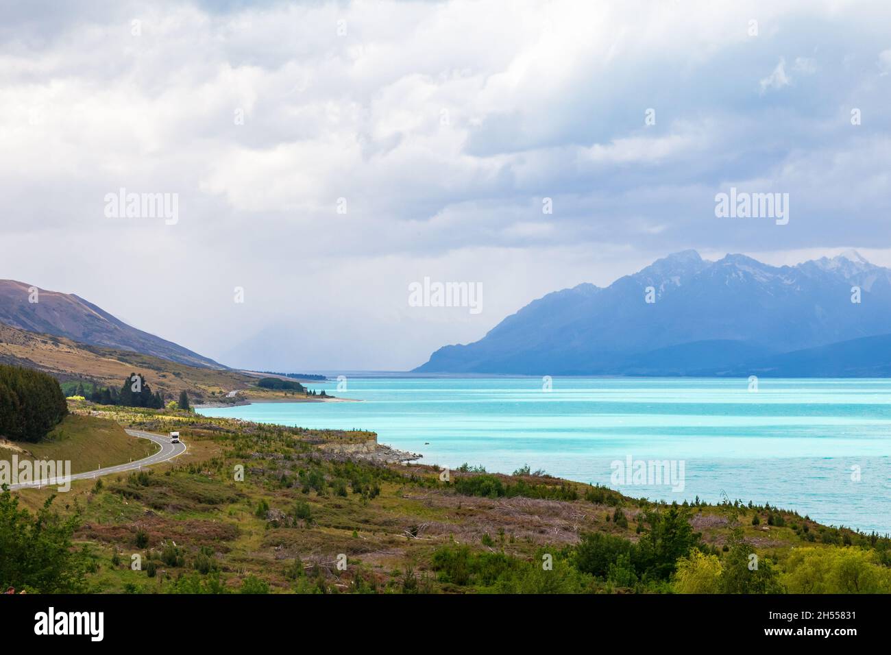 Road to the Southern Alps. Along the shore of the turquoise lake Pukaki. New Zealand Stock Photo