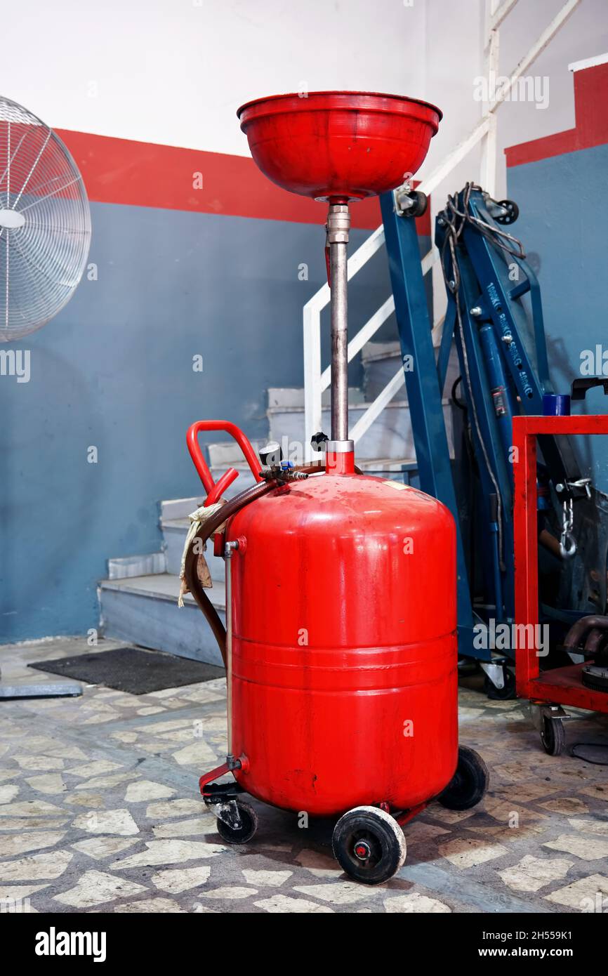 Pneumatic engine oil extractor or waste oil drainer machine in a car