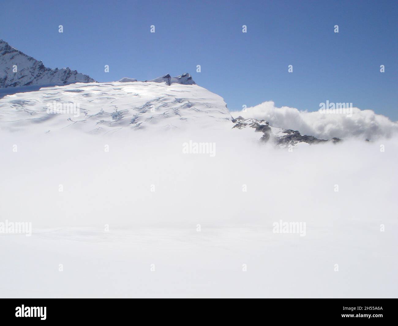 Wind blowing snow off mountain hi-res stock photography and images - Alamy
