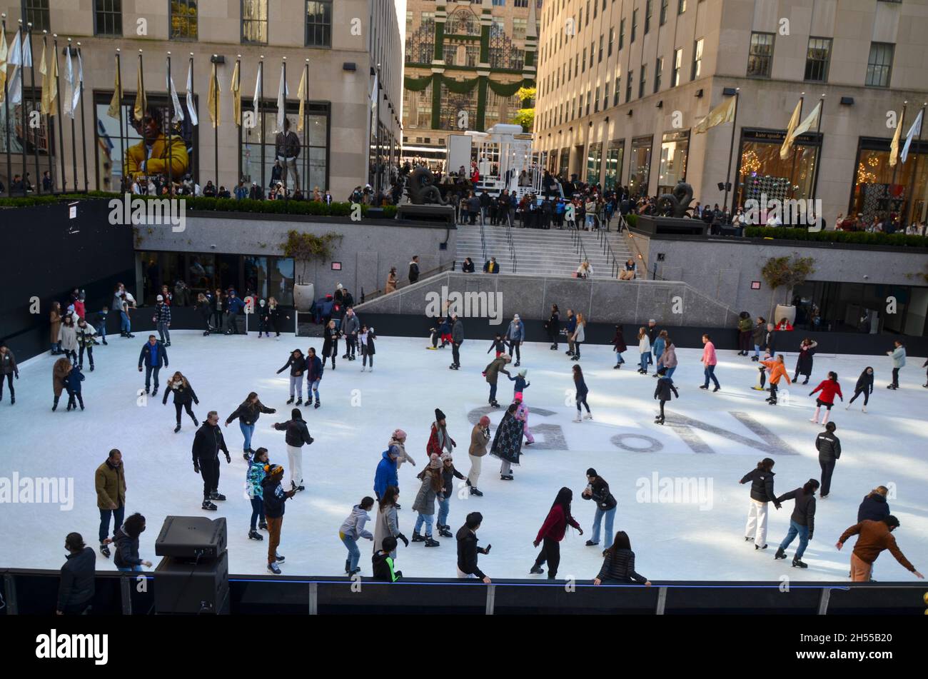 Ice skating new york city photos hires stock photography and images