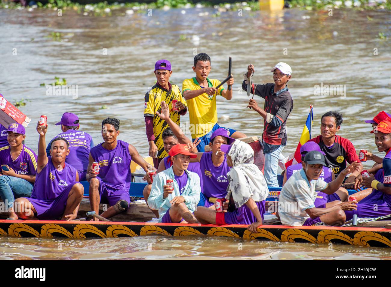 Khmer farmers participating in the traditional Ngo boat racing festival on the Maspero river Stock Photo