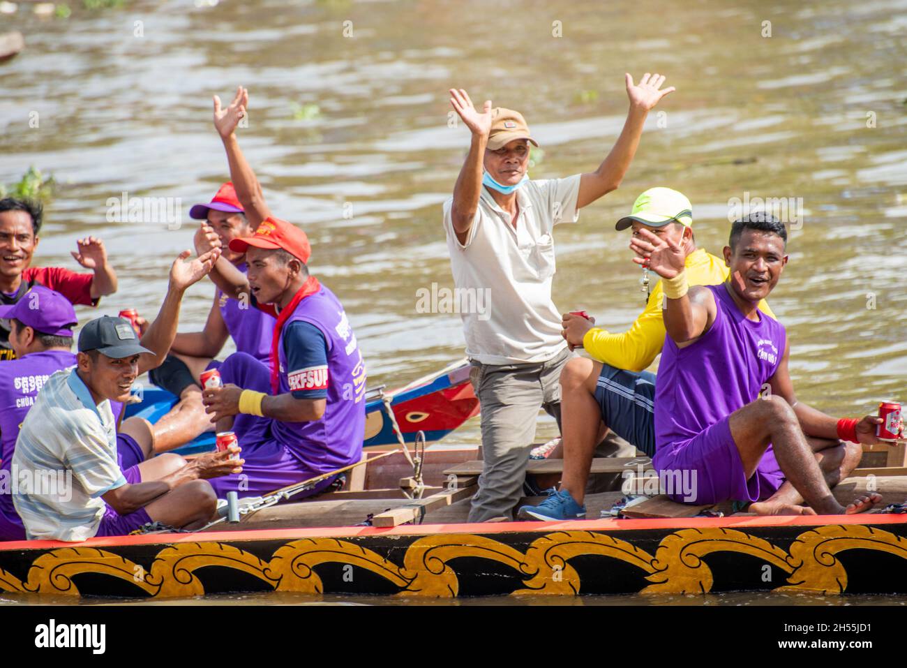 Khmer farmers participating in the traditional Ngo boat racing festival on the Maspero river Stock Photo