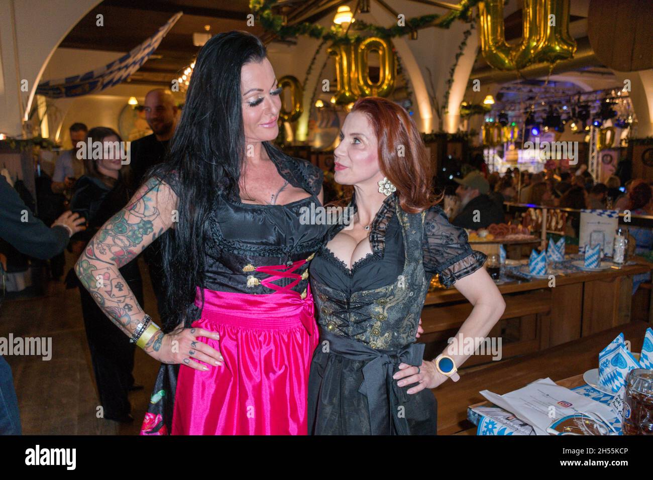 Bettie ballhaus und beste freundin julia exclusiv hi-res stock photography and images - Alamy