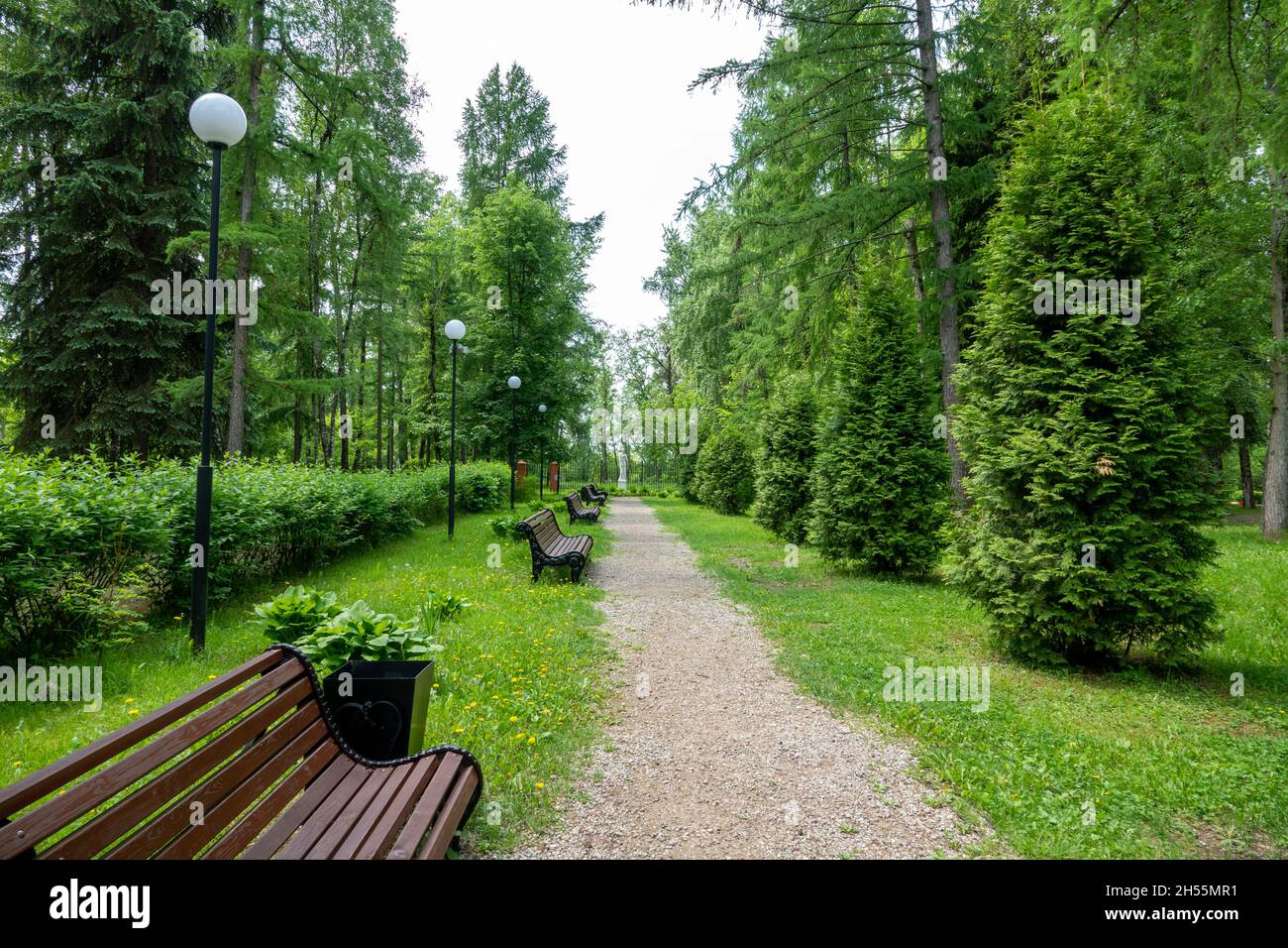 Run down park bench hi-res stock photography and images - Alamy