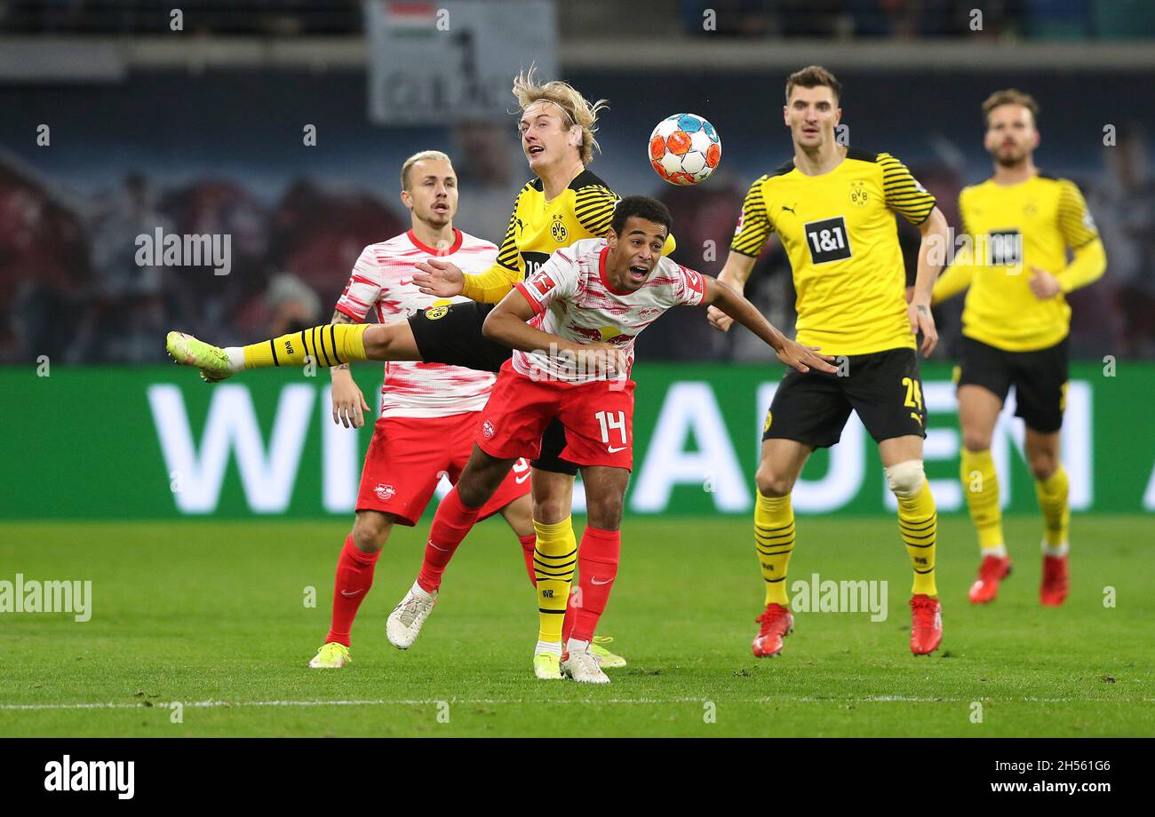 firo 1st Bundesliga. 2021/2022 Football: Fuvuball: 06.11.2021 RBL RB  Leipzig - BVB Borussia Dortmund 2: 1 RB Tyler Adams, duels, duel, BVB  Julian Brandt Stock Photo - Alamy