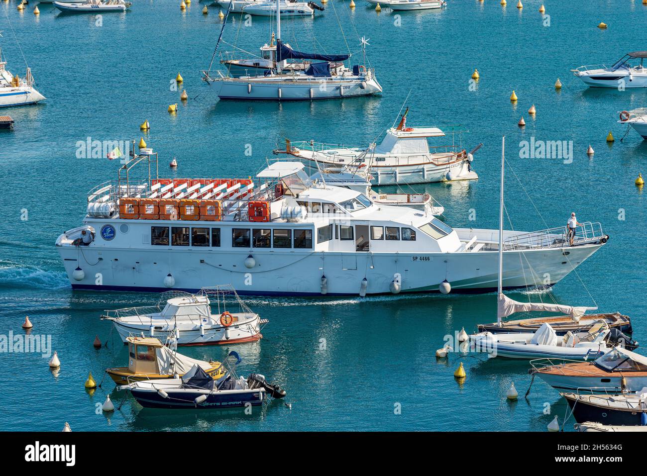 Tourist ferry boat to the Cinque Terre arriving in the port of the small  Lerici town, tourist resort on the coast of the Gulf of La Spezia, Liguria  Stock Photo - Alamy