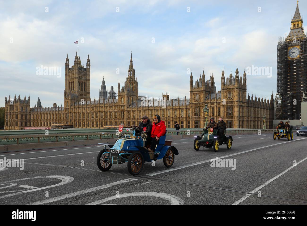 London, UK. 6th Nov, 2021. RM Sothebys London to Brighton Car Rally, 125th anniversary: 1903c De Dion Bouton (135) and 1903 Napoleon (127) crossing Westminster Bridge Credit: Action Plus Sports/Alamy Live News Stock Photo