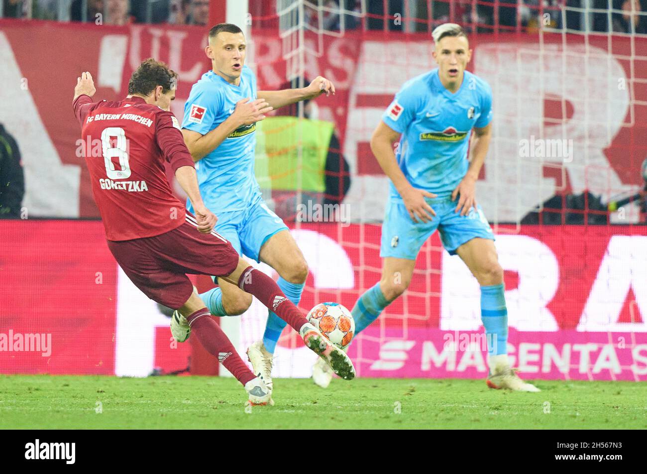 Leon GORETZKA, FCB 8  compete for the ball, tackling, duel, header, zweikampf, action, fight against Maximilian Eggestein, FRG 8 Nico Schlotterbeck, FRG 4  in the match FC BAYERN MUENCHEN - SC FREIBURG 2-1 1.German Football League on November 6, 2021 in Munich, Germany. Season 2021/2022, matchday 11, 1.Bundesliga, FCB, München, 11.Spieltag. © Peter Schatz / Alamy Live News    - DFL REGULATIONS PROHIBIT ANY USE OF PHOTOGRAPHS as IMAGE SEQUENCES and/or QUASI-VIDEO - Stock Photo