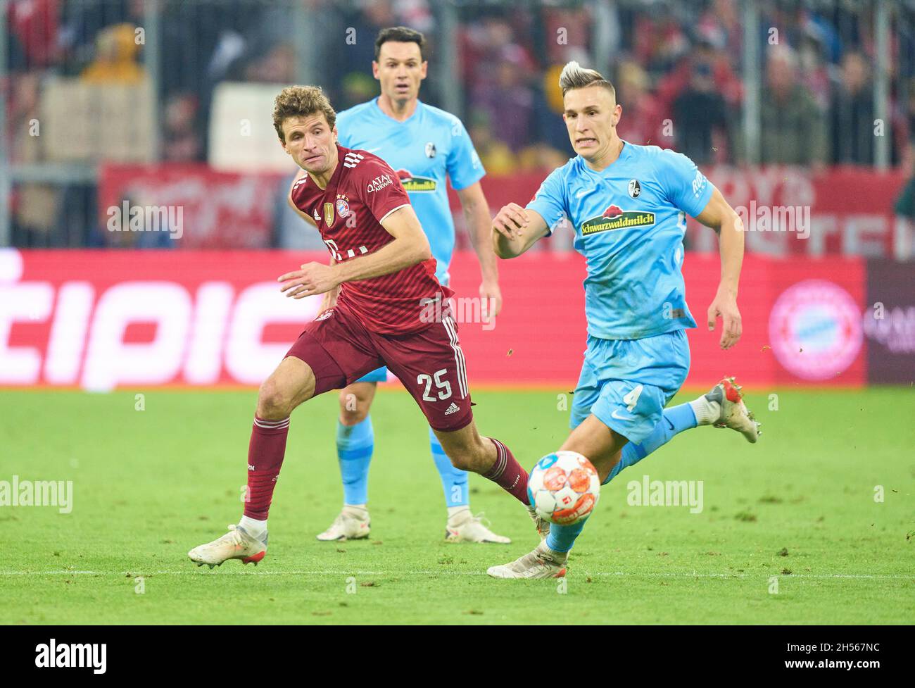 Thomas MUELLER, MÜLLER, FCB 25  compete for the ball, tackling, duel, header, zweikampf, action, fight against Nico Schlotterbeck, FRG 4  in the match FC BAYERN MUENCHEN - SC FREIBURG 2-1 1.German Football League on November 6, 2021 in Munich, Germany. Season 2021/2022, matchday 11, 1.Bundesliga, FCB, München, 11.Spieltag. © Peter Schatz / Alamy Live News    - DFL REGULATIONS PROHIBIT ANY USE OF PHOTOGRAPHS as IMAGE SEQUENCES and/or QUASI-VIDEO - Stock Photo