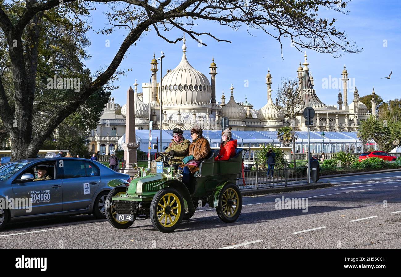 Brighton, UK. 07th Nov, 2021. Brighton UK 7th November - Cars pass the Royal Pavilion in Brighton as they near the finish of the RM Sotheby's London to Brighton Veteran Car Run today . This year is the 125th anniversary of BritainÕs longest-running motoring event : Credit Simon Dack/Alamy Live News Stock Photo