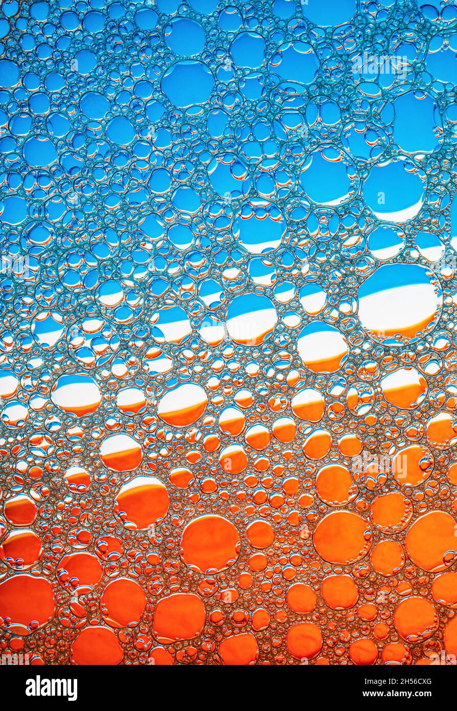 Những bong bóng xanh cam nhẹ nhàng trôi lơ lửng trên nền nước mát làm cho hình ảnh trở nên đầy màu sắc và rực rỡ. Hãy xem hình ảnh này để cảm nhận sự thanh thản và yên bình mà nó mang lại.