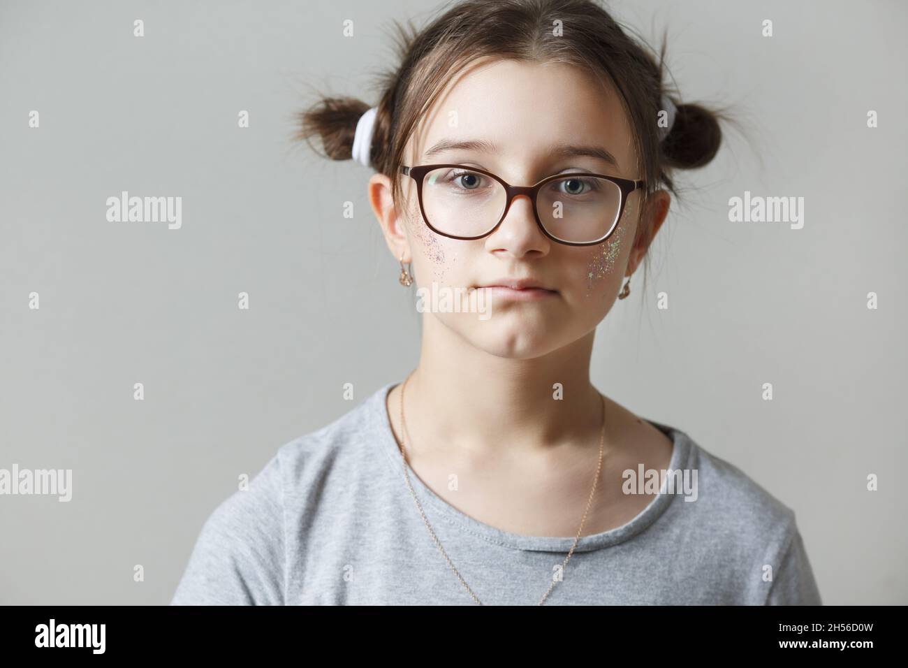Studio portrait of a teenage girl wearing glasses Stock Photo - Alamy